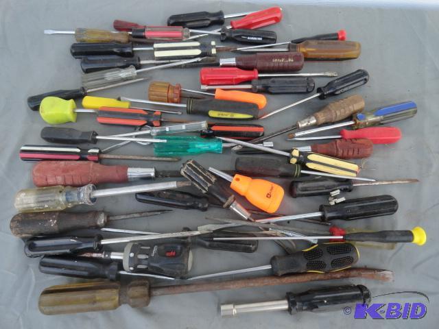 lot 62 image: Assortment of screwdrivers, nut drivers and m...