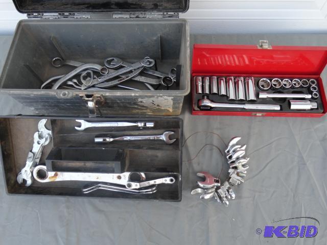 lot 65 image: Tool box full of wrenches, crow foot, Standar...