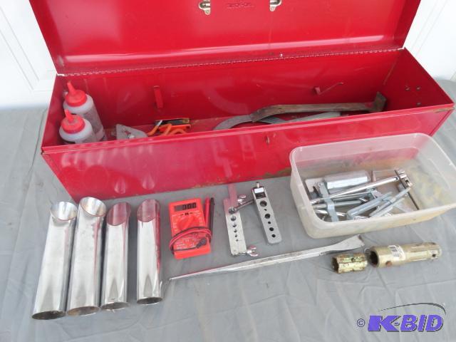 lot 71 image: Stack-On tool chest with a variety of tools, ...