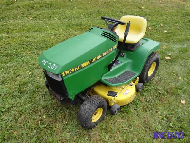 lot 85 image: John Deere LX176 Hydrostatic riding lawnmower...