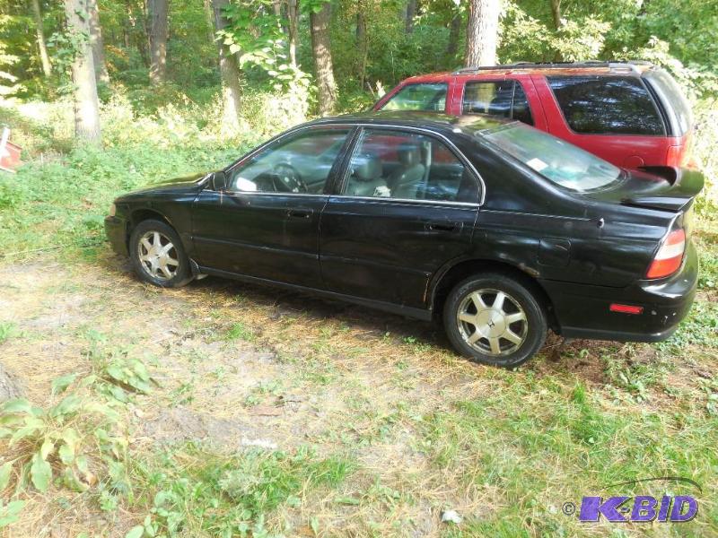 lot 1 image: 1995 Honda Accord  Leather interior, sun...