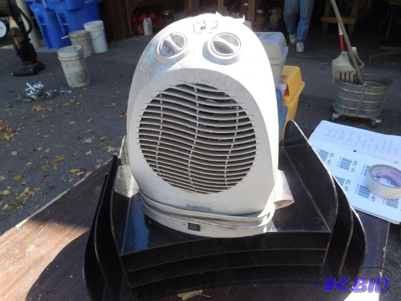 lot 122 image: Electric heater and desk organizer...