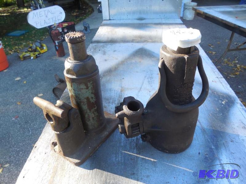 lot 14 image: Vintage Jacks...