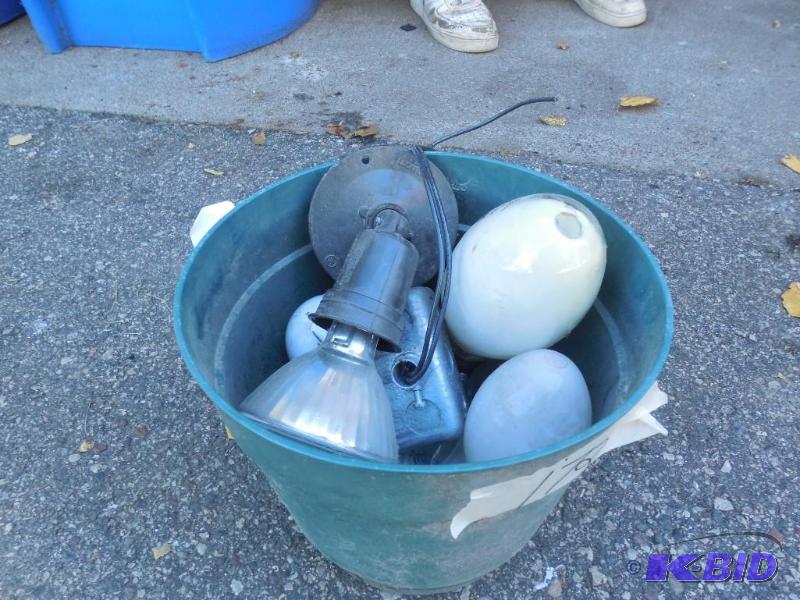 lot 172 image: Misc lamp H.I.D....