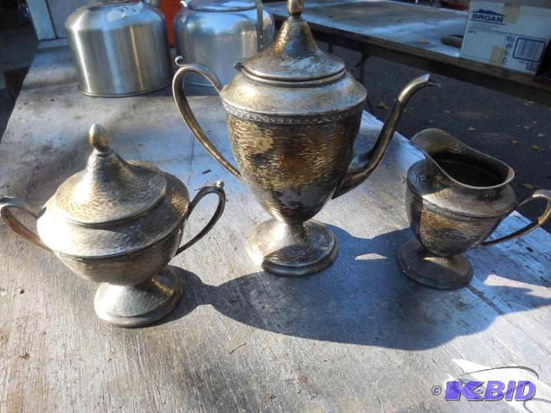 lot 28 image: Tea pot service...