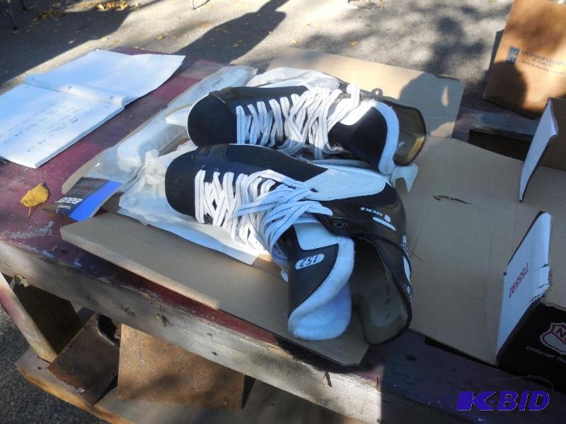 lot 37 image: Like new 9.5 CCM Tacks Hockey skates...