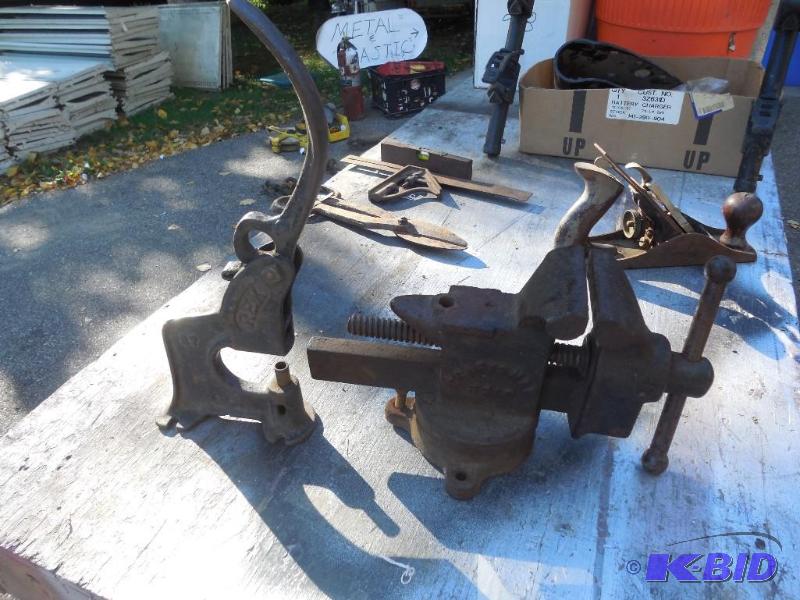 lot 40 image: Rivit punch and old vise...