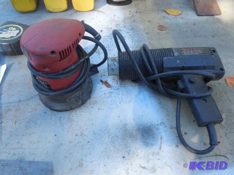 lot 57 image: B & D Heat gun and palm sander...