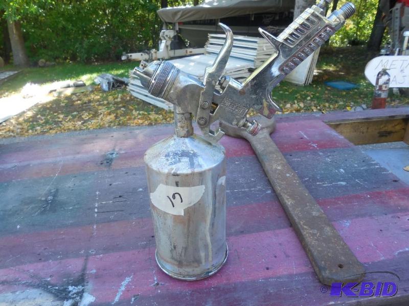 lot 61 image: Spray gun...
