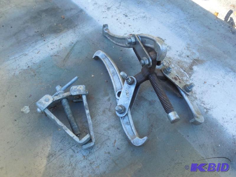 lot 65 image: Pullers...