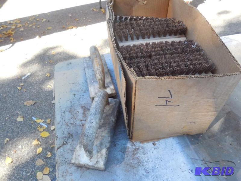 lot 74 image: Box of brushes...