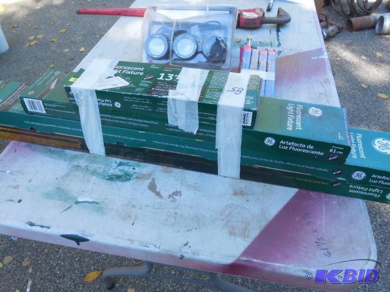 lot 85 image: Fluorescent under cabinet fixtures 2 are 36&q...