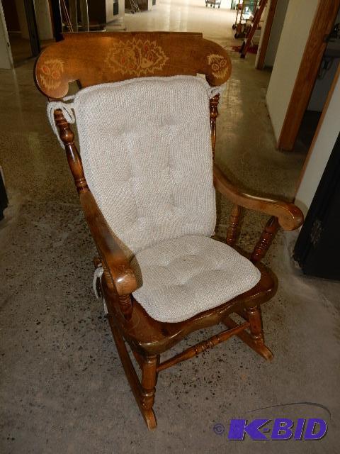 Nice heavy duty rocking chair.. Has nice scro...