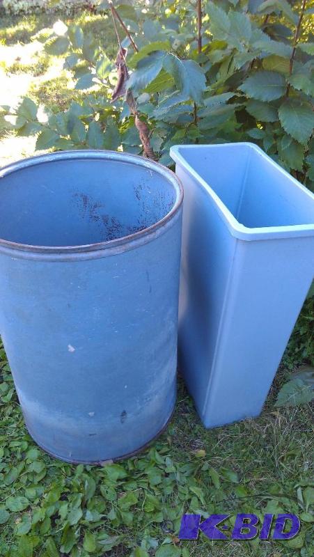 Rubbermaid Slim Jim commercial garbage can AN...