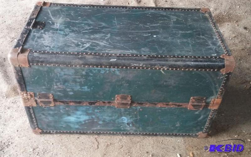 Vintage Hartmann Steamer Trunk. This trunk st...