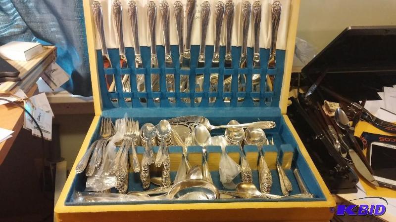 COMPLETE set of Rogers 1950 Silver Plate Daff...