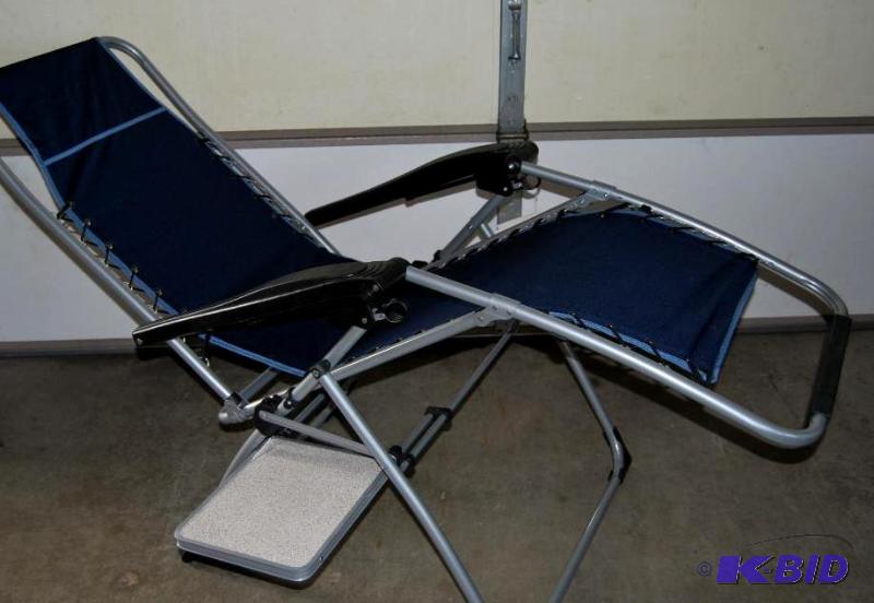 lot 11 image: MAC Sports Anti Gravity Lounger, built-in sid...