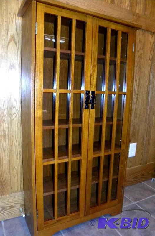 lot 72 image: Mission Media Cabinet, oak wood veneers, 5 sh...