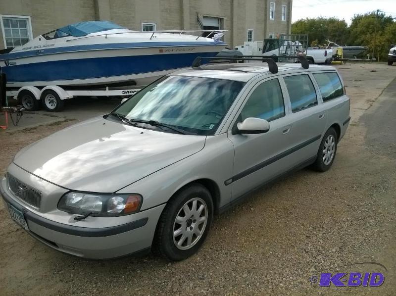lot 2 image: 2001 Volvo V70 Station Wagon