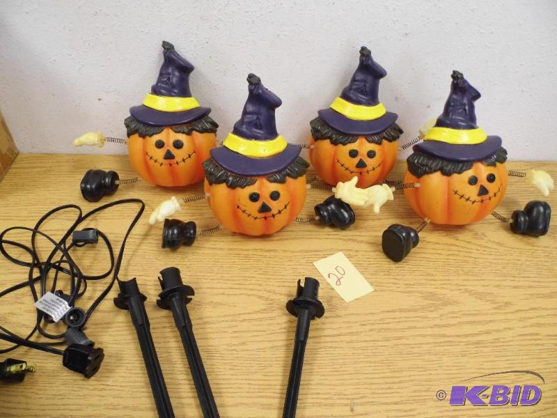 lot 20 image: Scarecrow Pumpkin Yard Stakes
