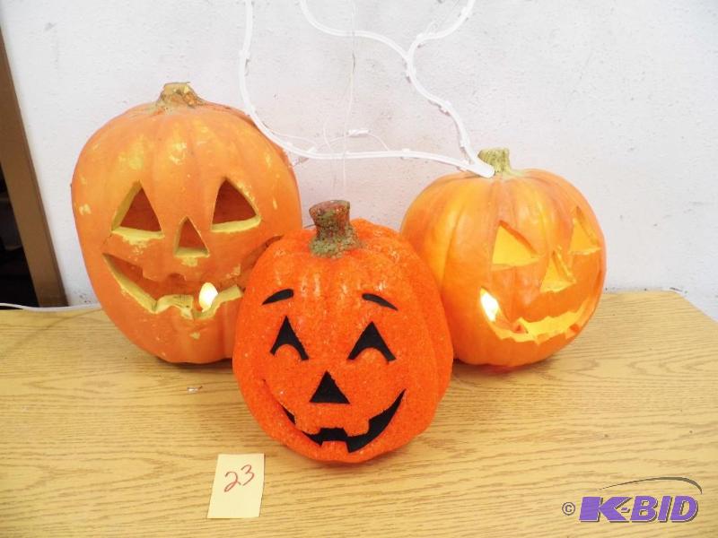 lot 23 image: Halloween Dcor
