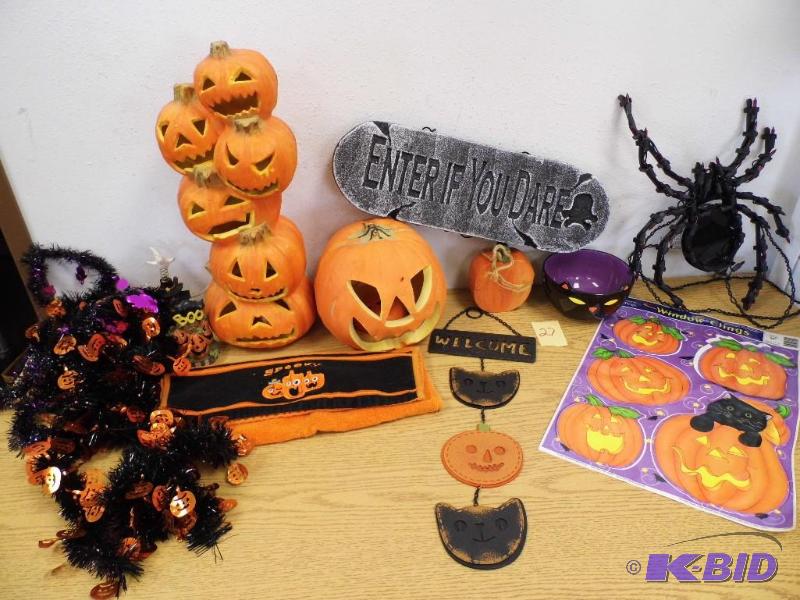 lot 27 image: Halloween Dcor