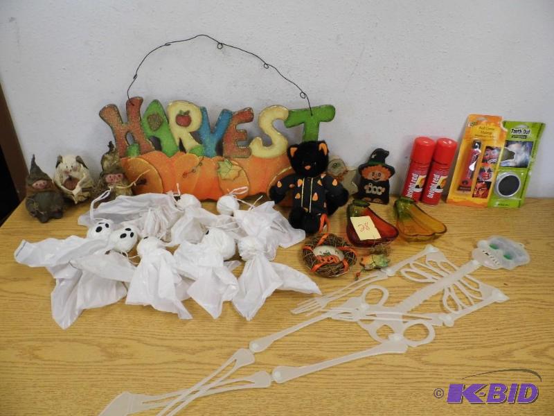 lot 28 image: Halloween Dcor