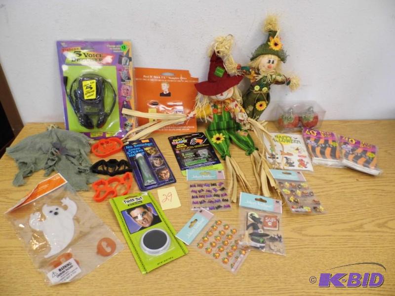lot 29 image: Halloween Dcor