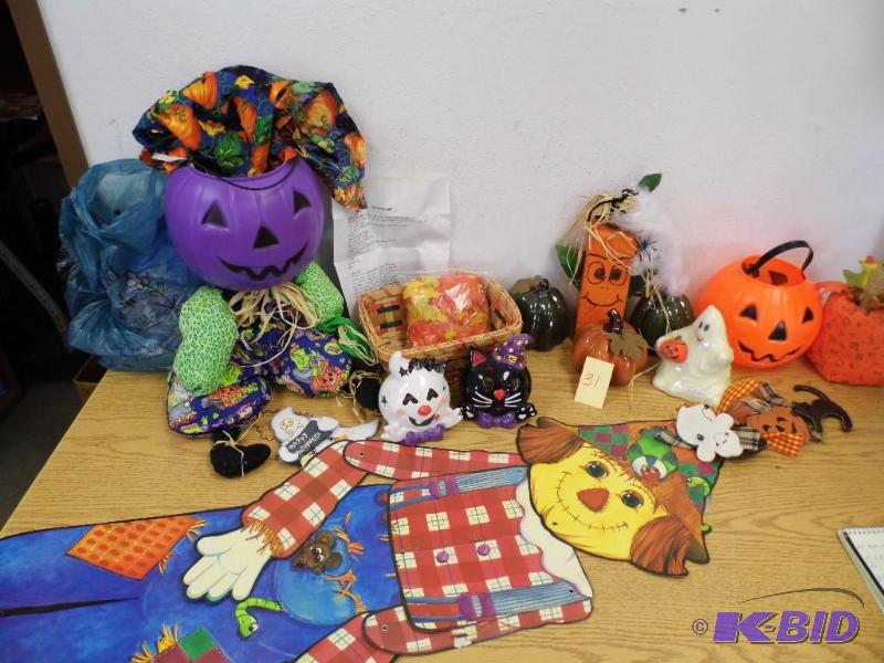 lot 31 image: Halloween Dcor