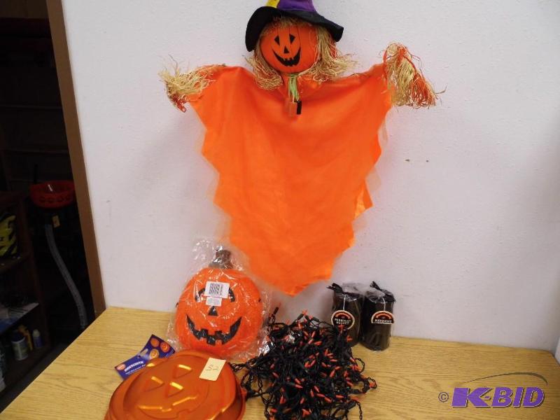 lot 32 image: Halloween Dcor