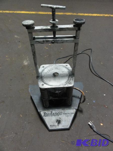 lot 5039 image: Tornado Portable Paint Shaker, model 51000, u...