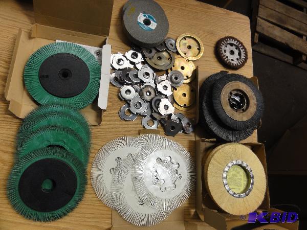 lot 5253 image: Lot of assorted 8" Bristle Brushes, 6&qu...