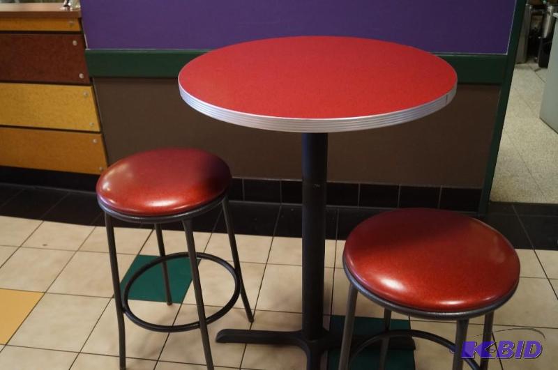 lot 5 image: Cafe table and chairs