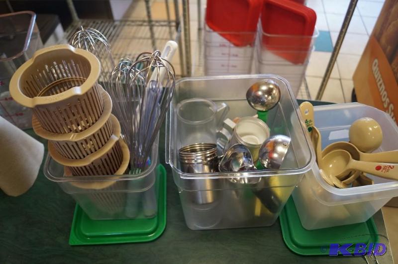 lot 61 image: kitchen utensils