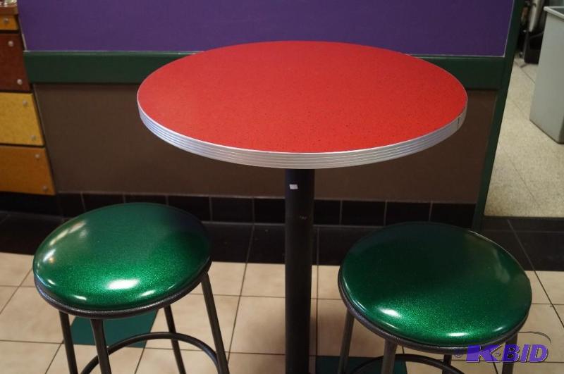 lot 7 image: Cafe table and chairs