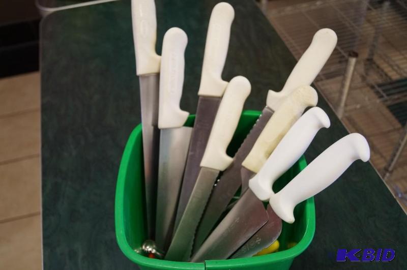 lot 71 image: kitchen knives