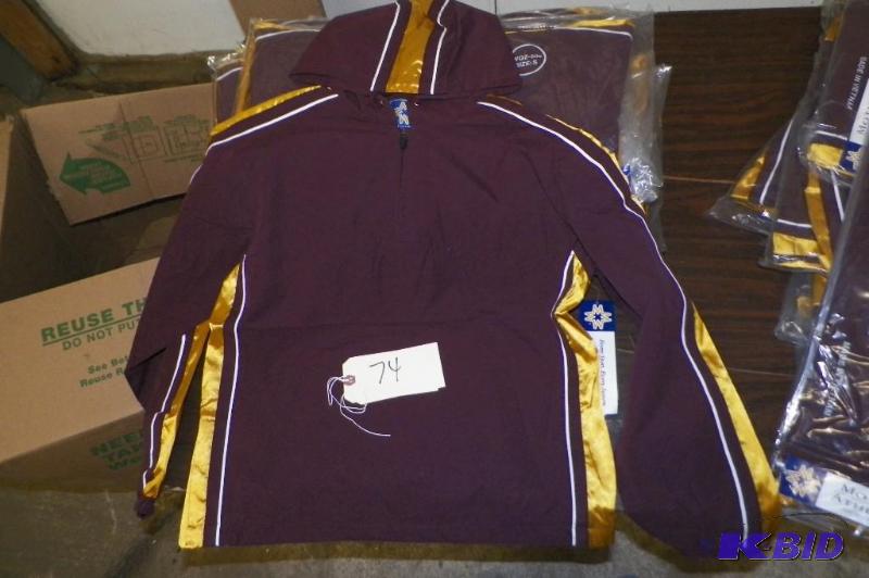 10 Womens Quarter Zip Jackets - Small in Plastic