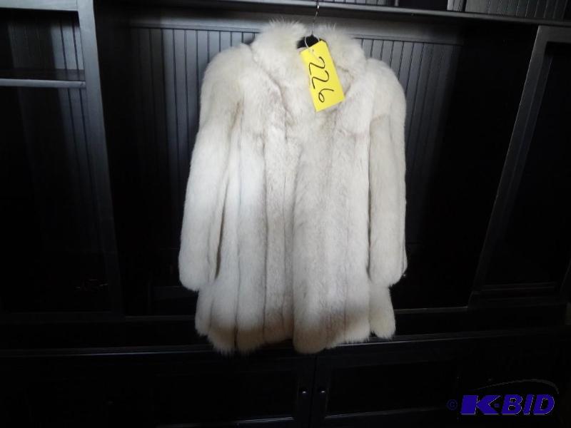 Fox Jacket, Size 6, sewn in Leather strips, Beutiful