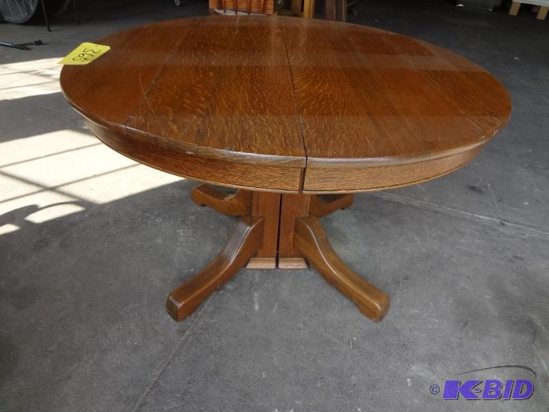 Round Oak Table, very nice, 2 leaves