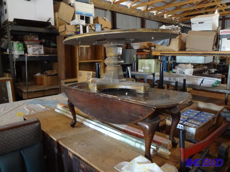 2 Low oval Tables