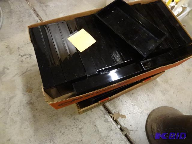 lot 292 image: 36 Plastic Trays. 6" x 10" x 1 12&...