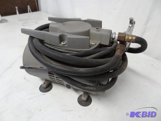 lot 126 image: Air brush air compressor. Works...