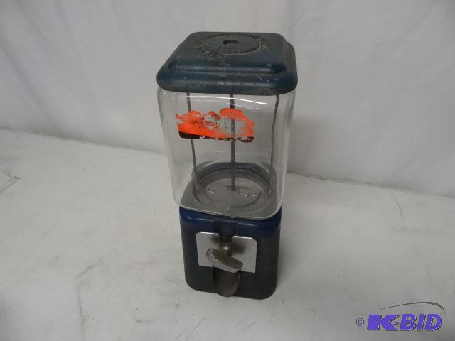 lot 141 image: Oak vending machine. No key. Open...