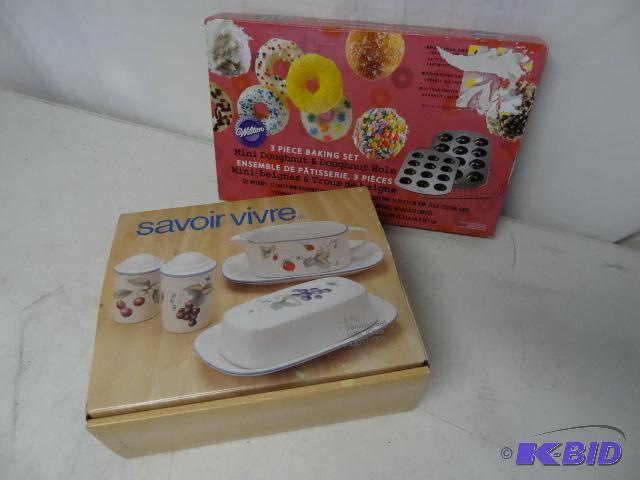 lot 157 image: 3 piece doughnut set. 6 piece serving set...