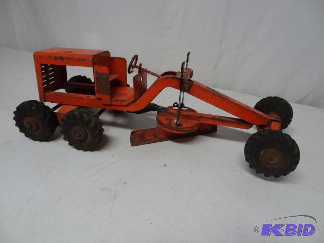 lot 16 image: Vintage Structo Road grader. Orange...