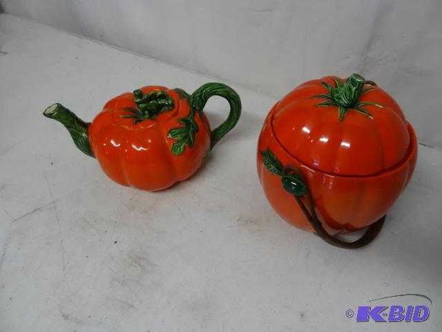 lot 164 image: Pumlein tea pot and cookie jar...