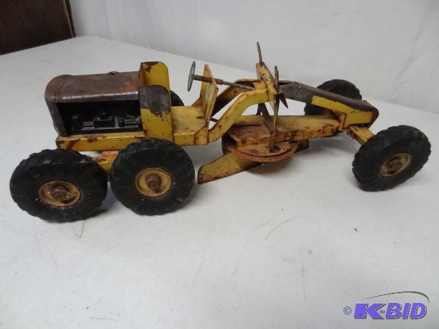 lot 17 image: Vintage Nylint road grader. Yellow....