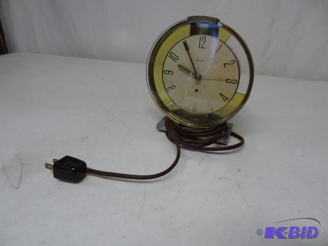 lot 20 image: Desk clock...
