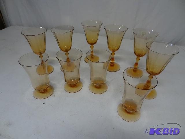 lot 22 image: Pink glassware. Some edges chipped. 6 wine an...