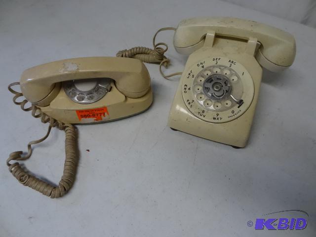 lot 44 image: 2 phones...